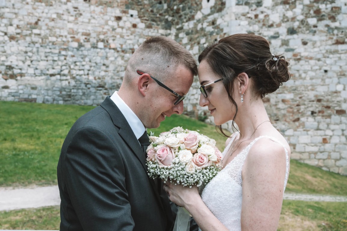 Poročni fotograf Ljubljana – sprehod po grajskem dvorišču